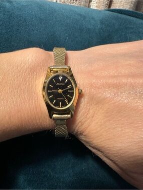 Vintage Women's Advance Gold Tone Quartz Watch with Black Dial